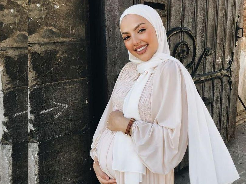 Wanita mengandung menggayakan baju hamil yang selesa dan cantik