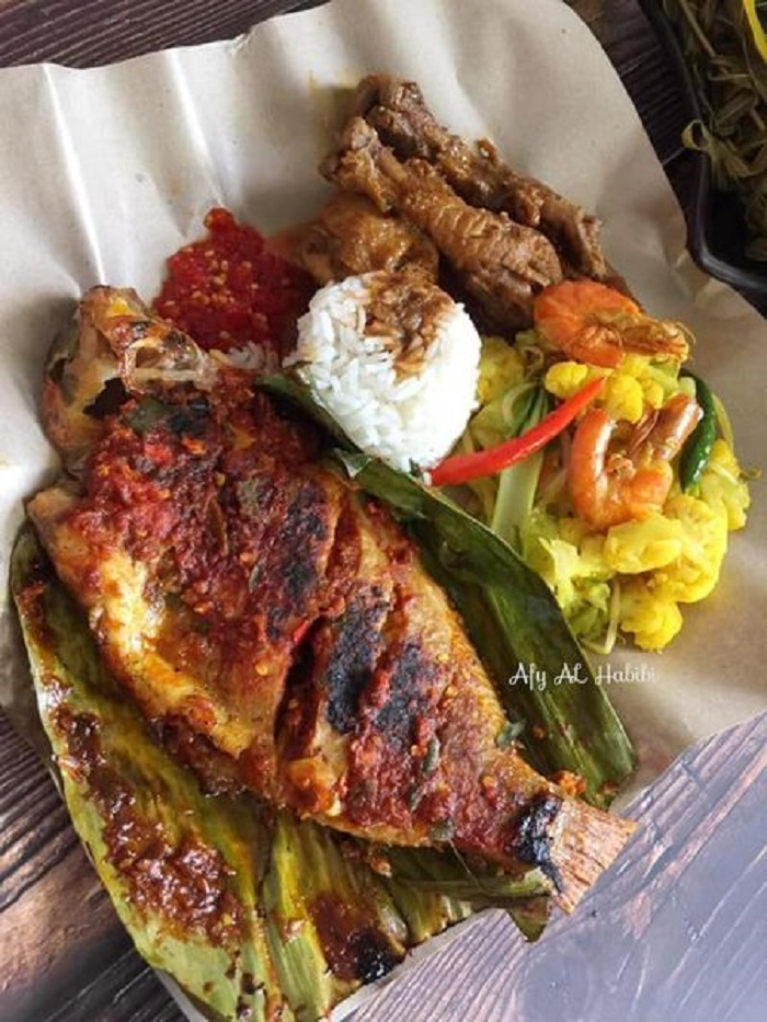 Ikan talapia dibakar dengan rempah sehingga garing