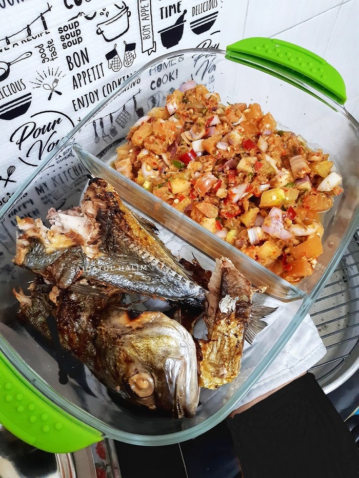 Ikan nyoknyok bakar bersama air asam kerisik