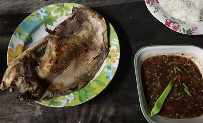 Ikan pari bakar dengan air asam