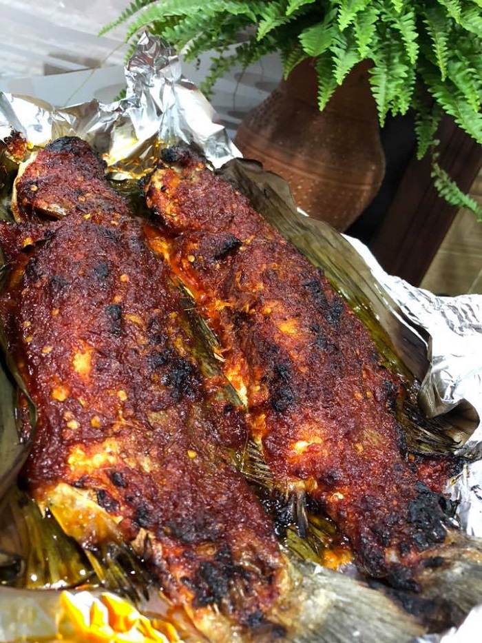 Gambar pelbagai jenis ikan bakar yang sedap dan menggugah selera dibakar sempurna.