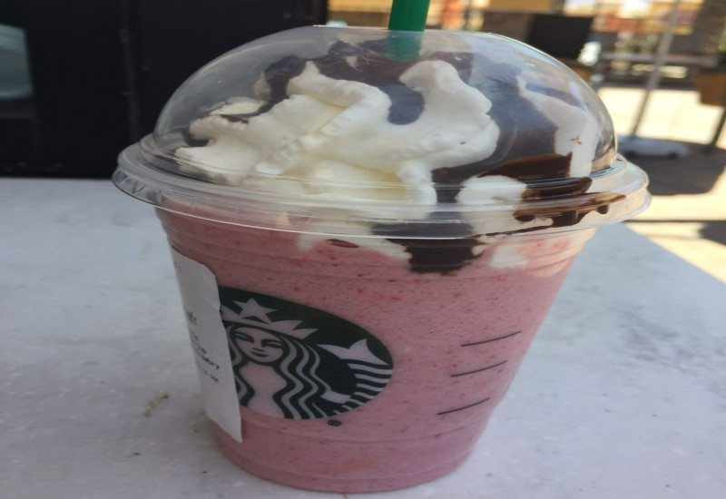 Banana Split Frappuccino dengan pisang dan krim