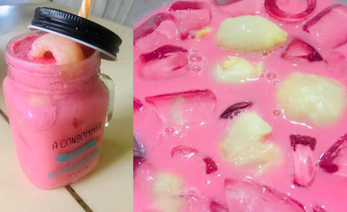 Segelas minuman sirap bandung berwarna merah jambu yang menyelerakan.