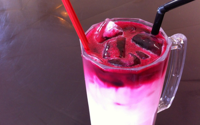 Minuman sirap bandung susu pekat dalam gelas