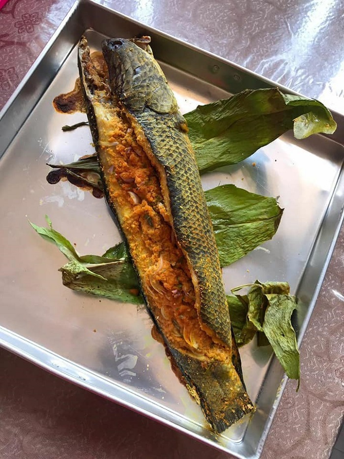 Pais ikan haruan dibungkus daun pisang