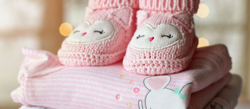 Gambar pelbagai barang keperluan bayi dan ibu berpantang untuk persediaan bersalin