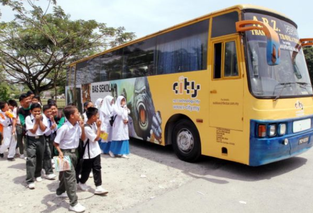 Kanak-kanak dan pelajar sedang melawat kawasan taman atau muzium semasa program lawatan sekolah.