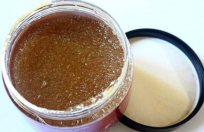 Mangkuk berisi beri dan bahan semula jadi sebagai scrub badan buatan sendiri.