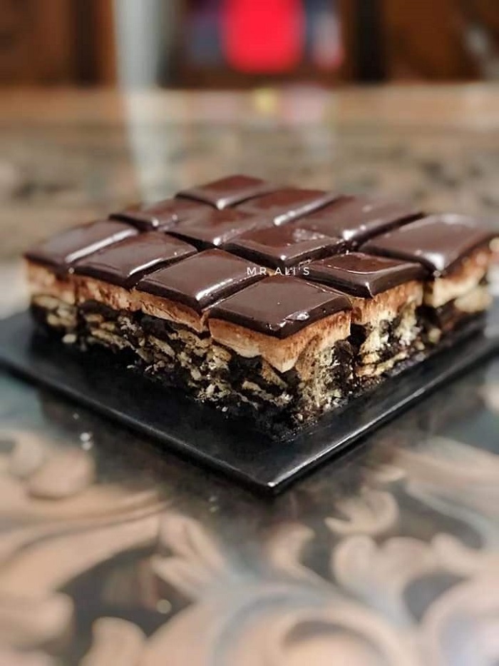 Kek batik coklat dengan lapisan biskut