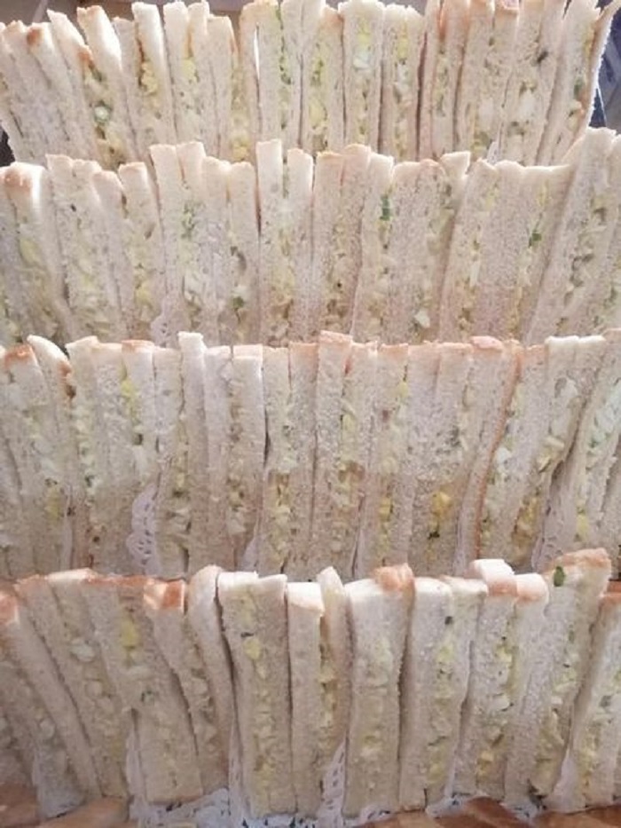 Sandwich telur dengan bawang karamel