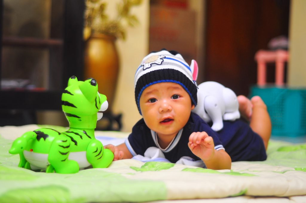 bayi merangkak