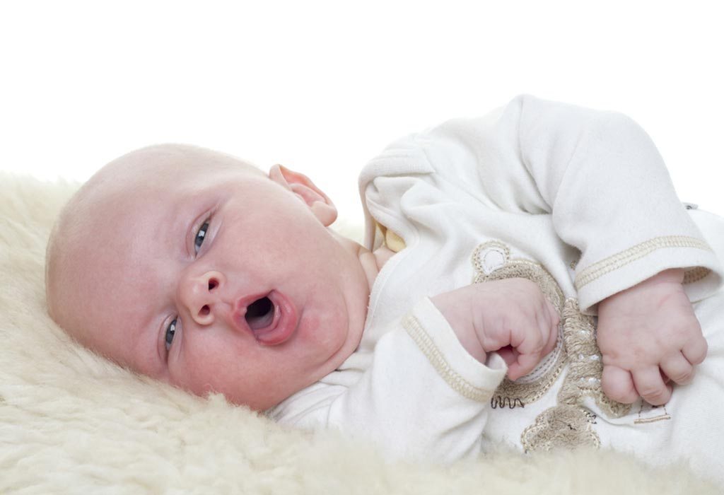 Gambar bayi sedang tidur dengan nenek atau ibu menyapu minyak pada dada bayi