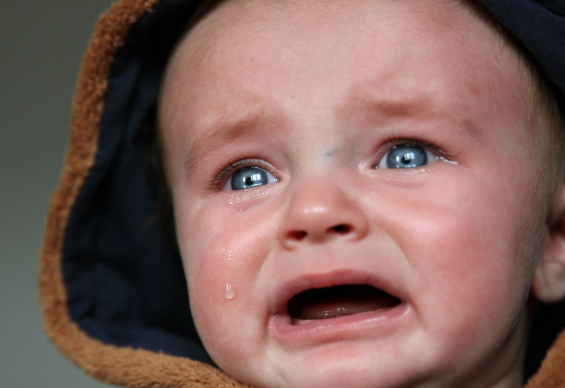 Bayi menangis kesakitan disebabkan masalah usus bengkak dan sembelit