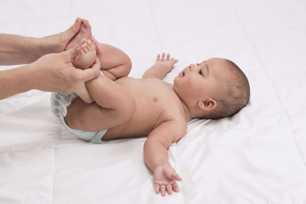 Bayi sedang menangis mungkin kerana masalah sembelit