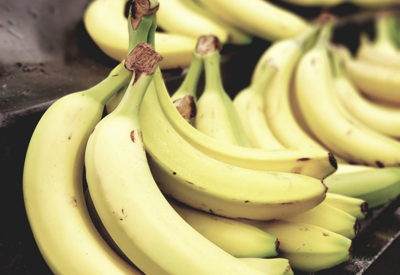 Beberapa biji pisang dengan kulit kuning