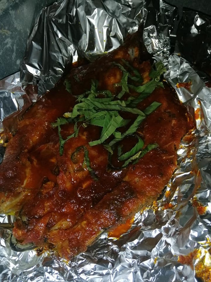 Ikan bakar bersos istimewa bersama hirisan limau