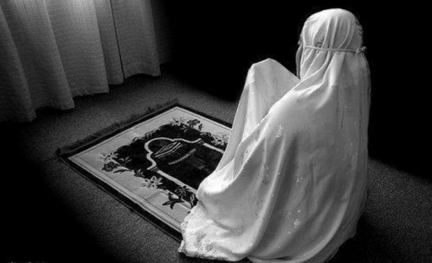 Jemaah muslimah menunaikan solat sunat terawih secara bersendirian di rumah.