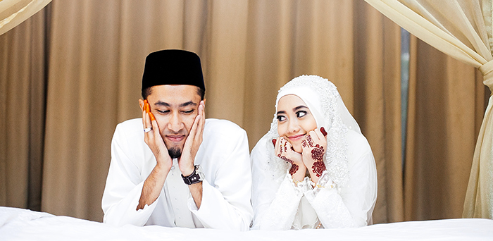 Ilustrasi seorang isteri menerima nafkah daripada suami