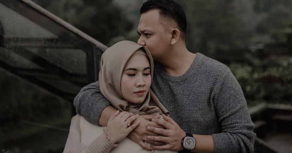Suami menyerahkan wang nafkah kepada isteri