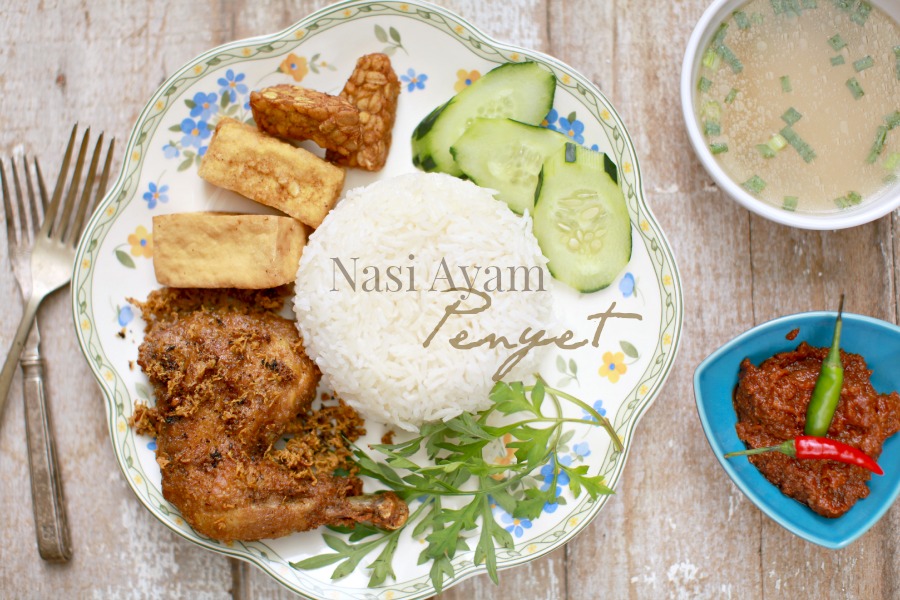 Nasi ayam penyet dengan sambal dan timun