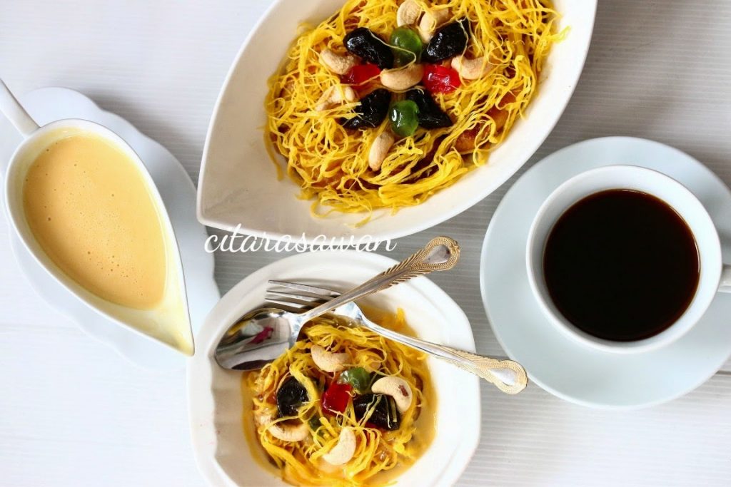 Puding raja dengan hiasan kacang dan krim