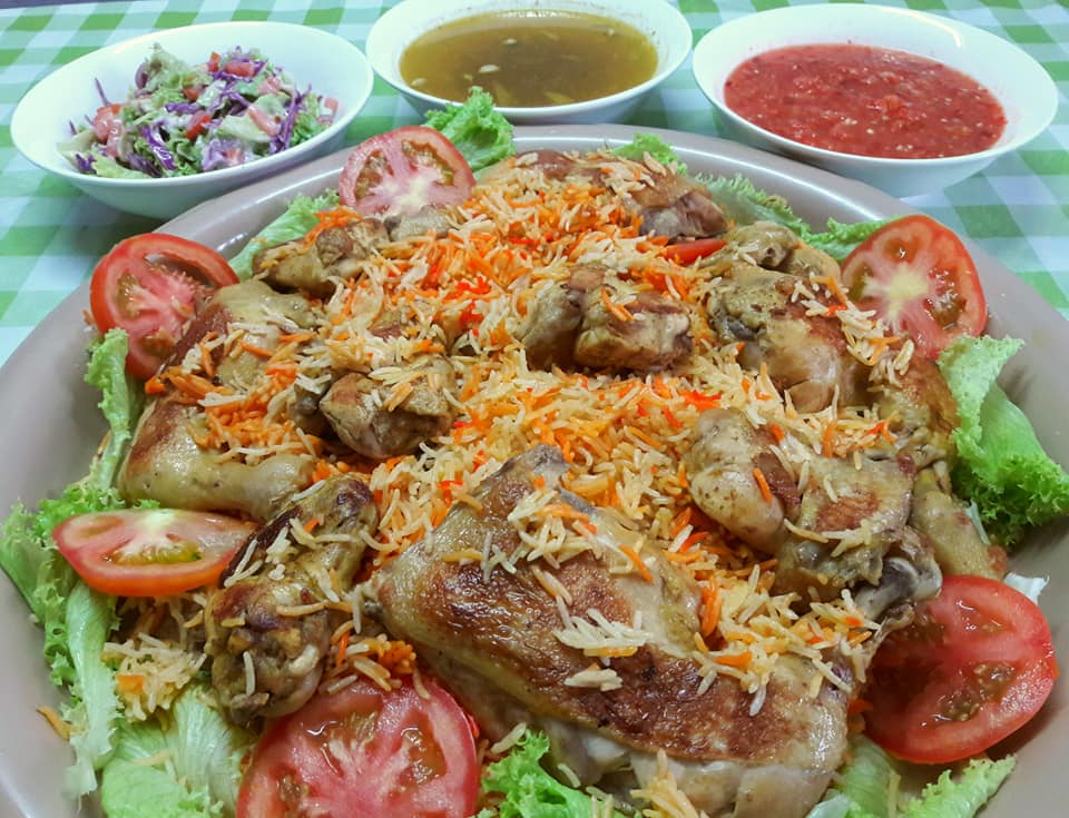 Nasi Arab dengan ayam dan hidangan sampingan