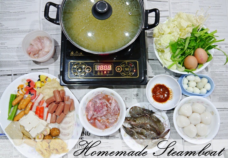 Hidangan steamboat homemade dengan pelbagai makanan