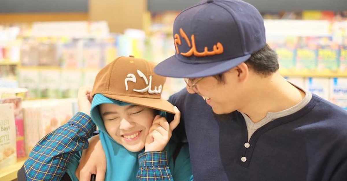 Gambar pasangan suami isteri sedang duduk berbincang sebagai gambaran rumahtangga bahagia.