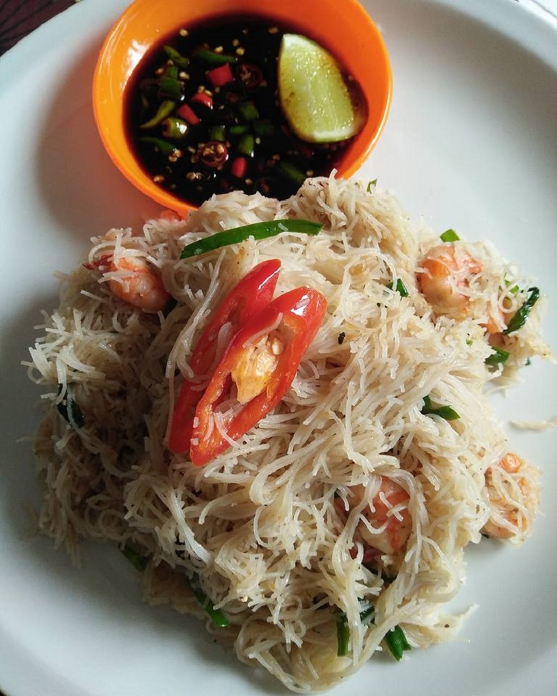 Gambar hidangan bihun goreng Singapore berwarna putih dengan udang, kucai dan lobak.
