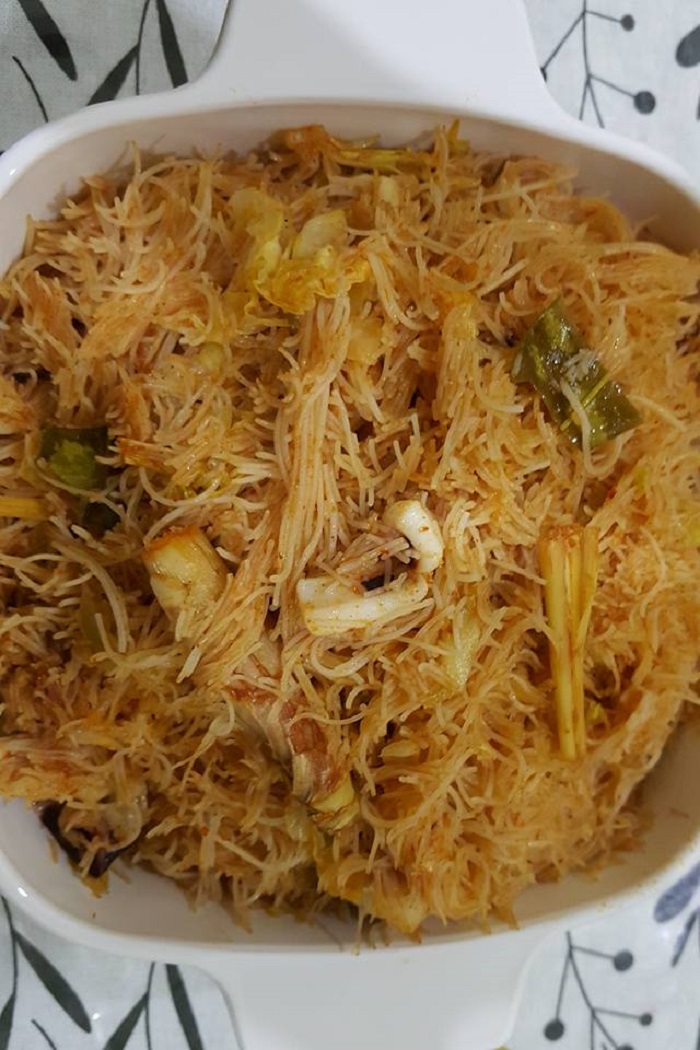Gambar hidangan bihun goreng tomyam dengan sotong dan udang yang sedap