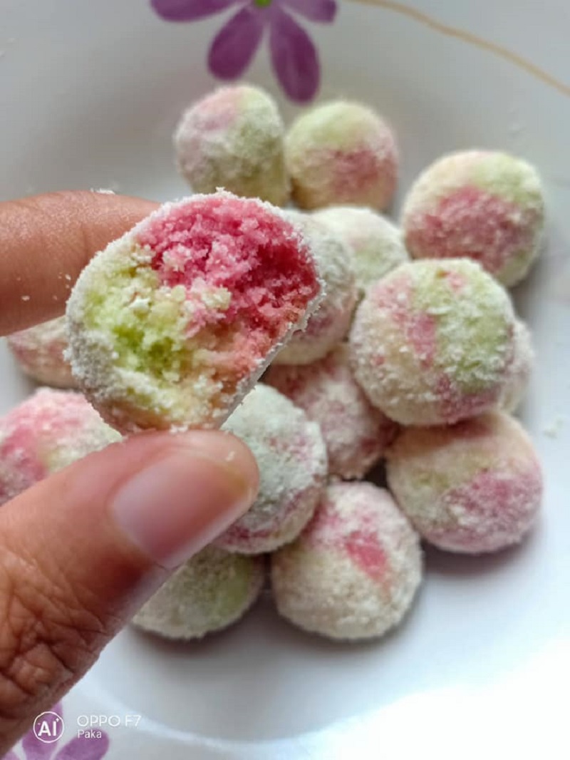 Biskut Arab suji berwarna merah, hijau dan putih yang sudah siap dibakar dan digolekkan dengan susu tepung.