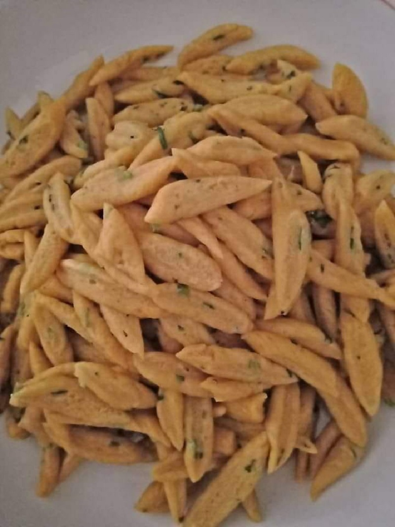 Biskut gunting tepung Bistari yang telah siap digoreng dan diletakkan di atas pinggan.