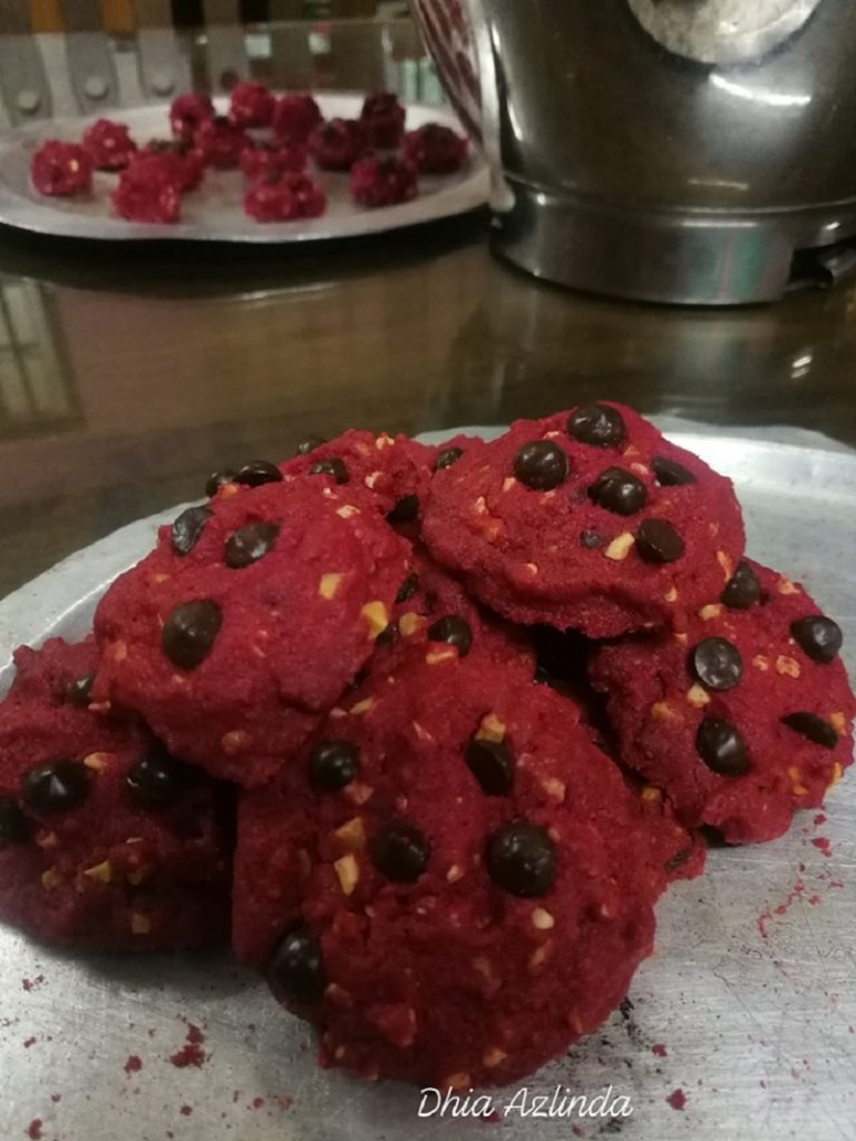Biskut red velvet berwarna merah dengan tekstur lembut
