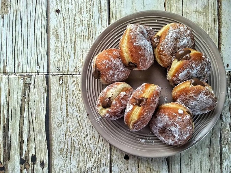 Bomboloni Nutella berisi coklat disalut gula