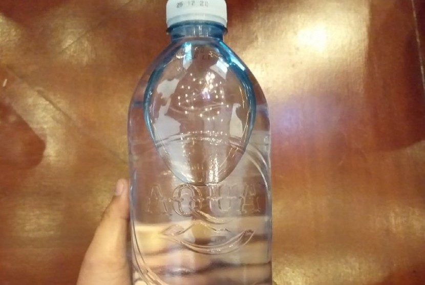 Botol air mineral plastik lutsinar
