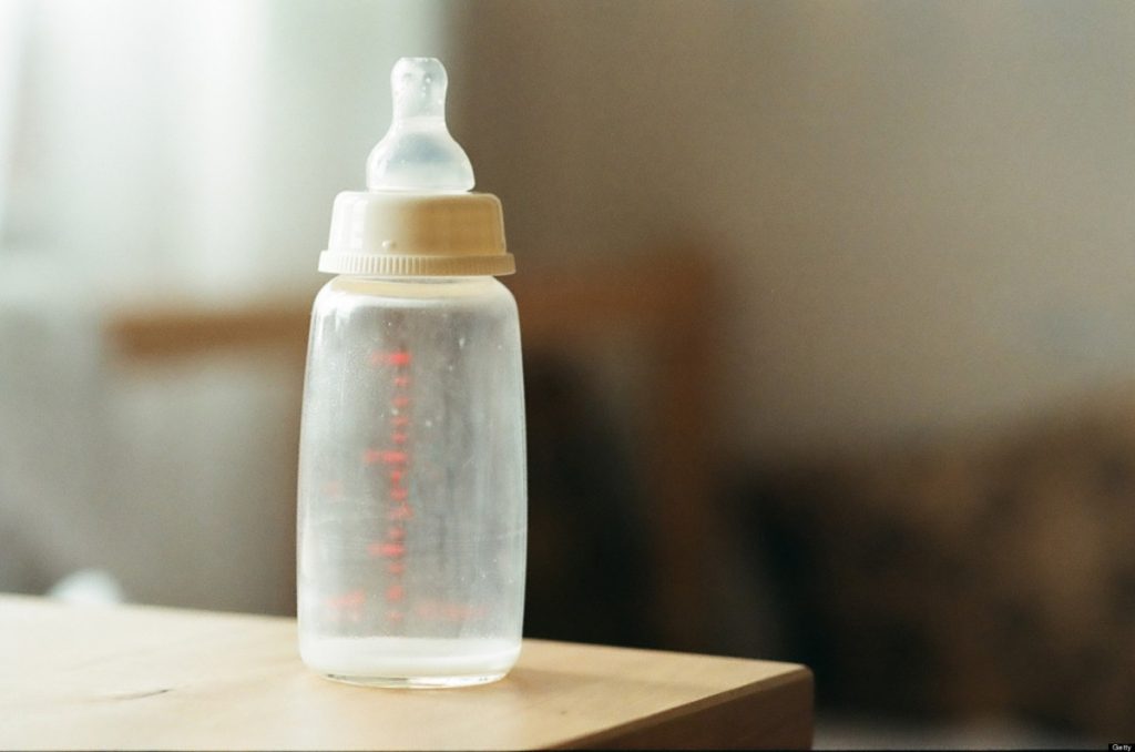 menggonggong botol susu