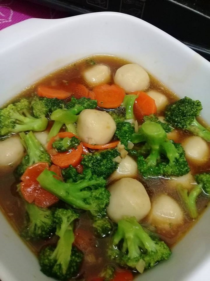 Se Mangkuk sup brokoli dan fishball yang sedap untuk anak-anak