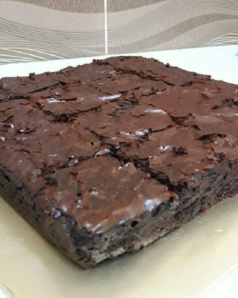 Kepingan brownies kedut berwarna coklat mewah dalam bekas