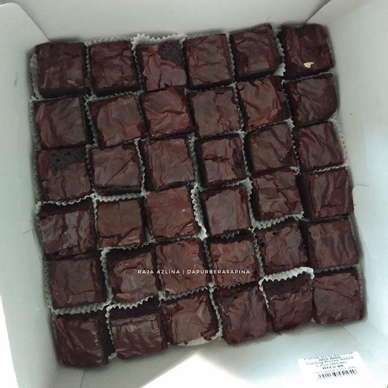 Kek brownies dipotong berbentuk segi empat warna coklat gelap