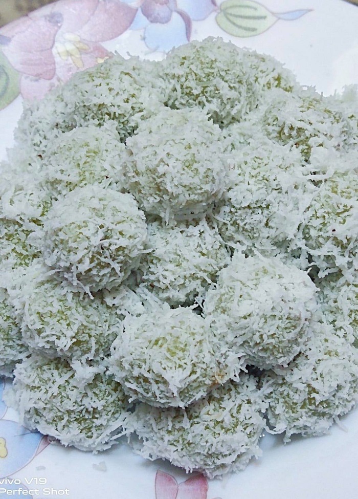 Kuih buah melaka dengan inti gula merah