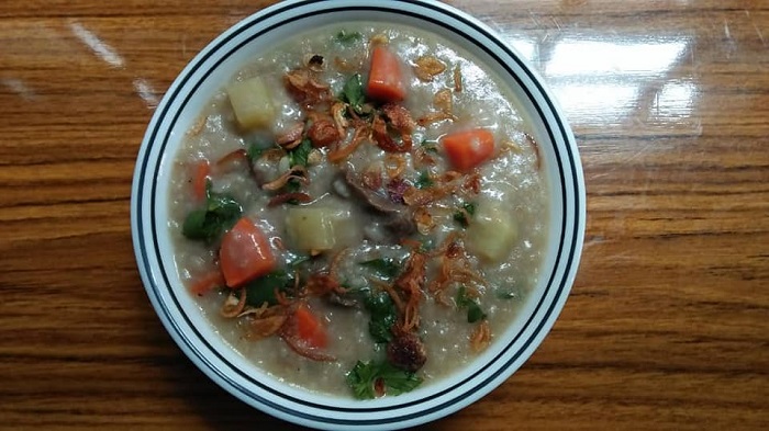 Bubur lambuk hangat dalam mangkuk