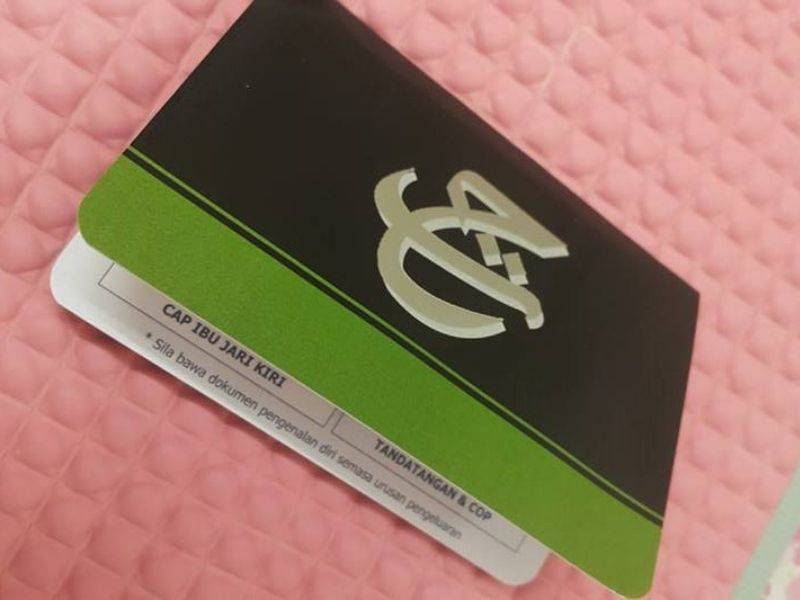 Buku simpanan dan logo Lembaga Tabung Haji untuk simpanan patuh syariah.