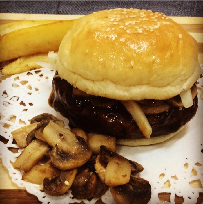 Gambar burger bakar prosperity homemade yang baru siap dibakar