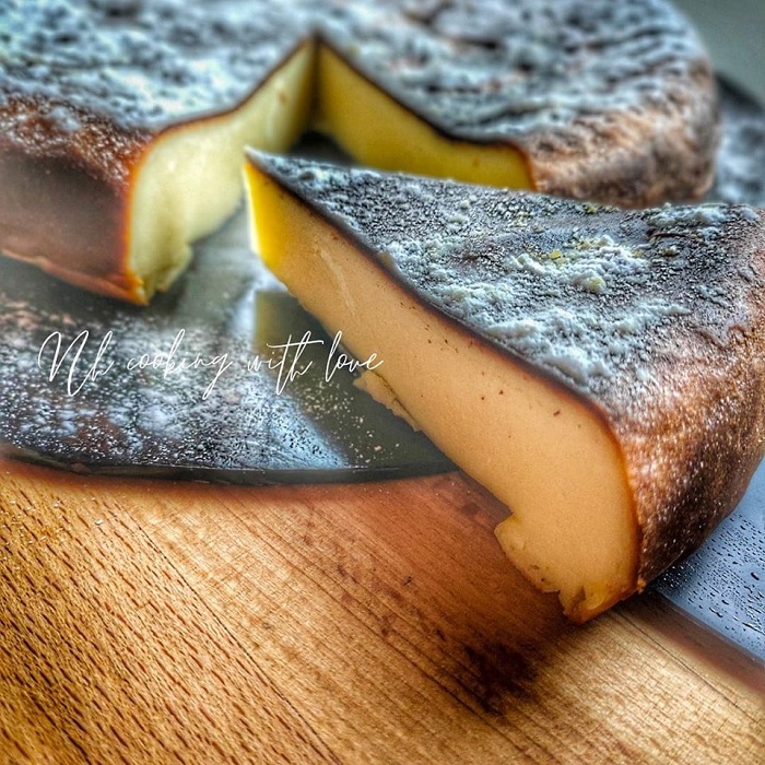 Burnt cheese cake dengan permukaan atas hitam hangus
