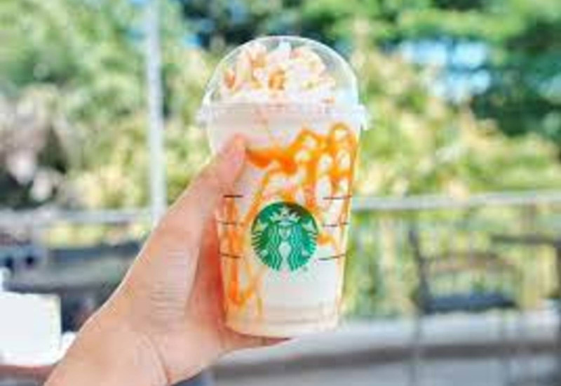 Butterbeer Frappuccino berwarna karamel dengan buih atas