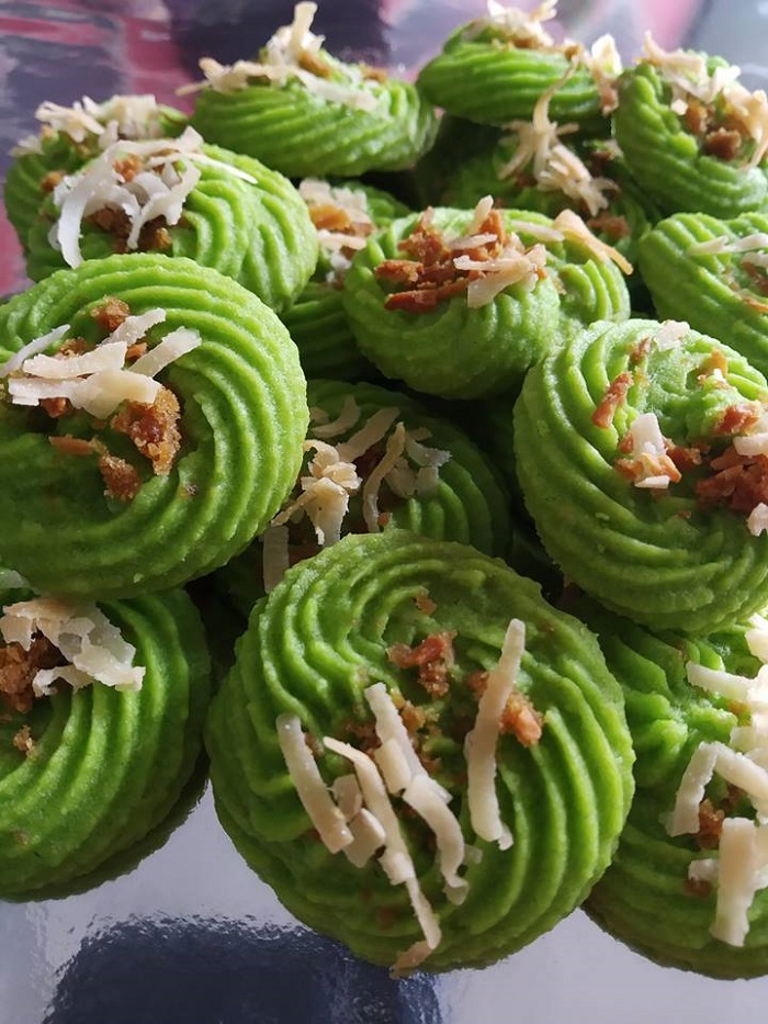 Rangup butter cookies pandan berbentuk cantik menggunakan nozel dengan hiasan gula melaka dan kelapa parut.