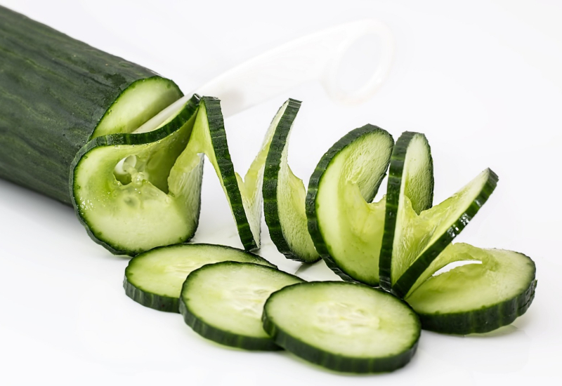Sayur timun hijau segar yang dipotong menunjukkan kandungan air yang banyak