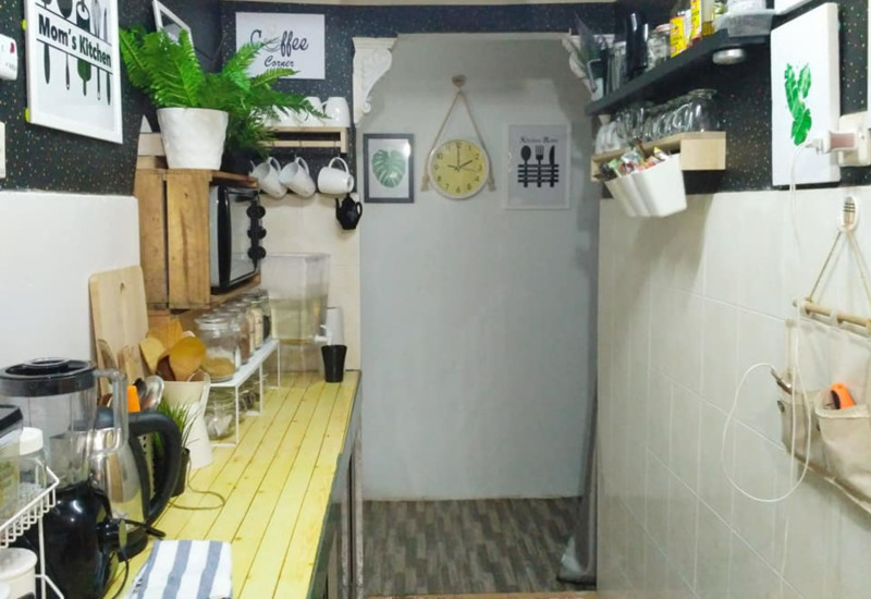 Dapur kecil bertema gaya kafe yang selesa