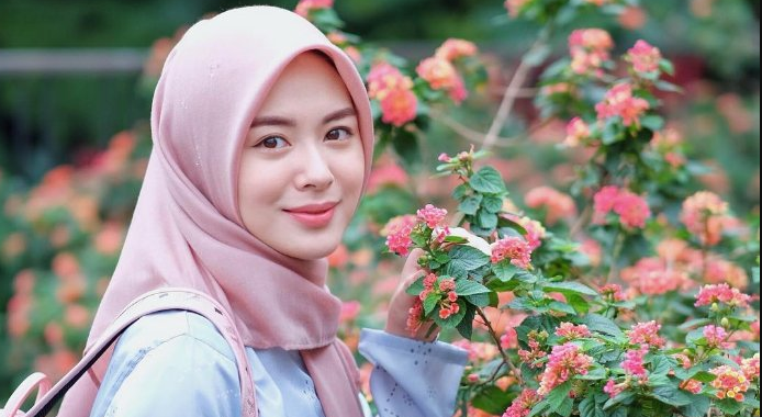 Gambar wanita tersenyum bahagia berseri-seri melambangkan rasa gembira saat bercinta.