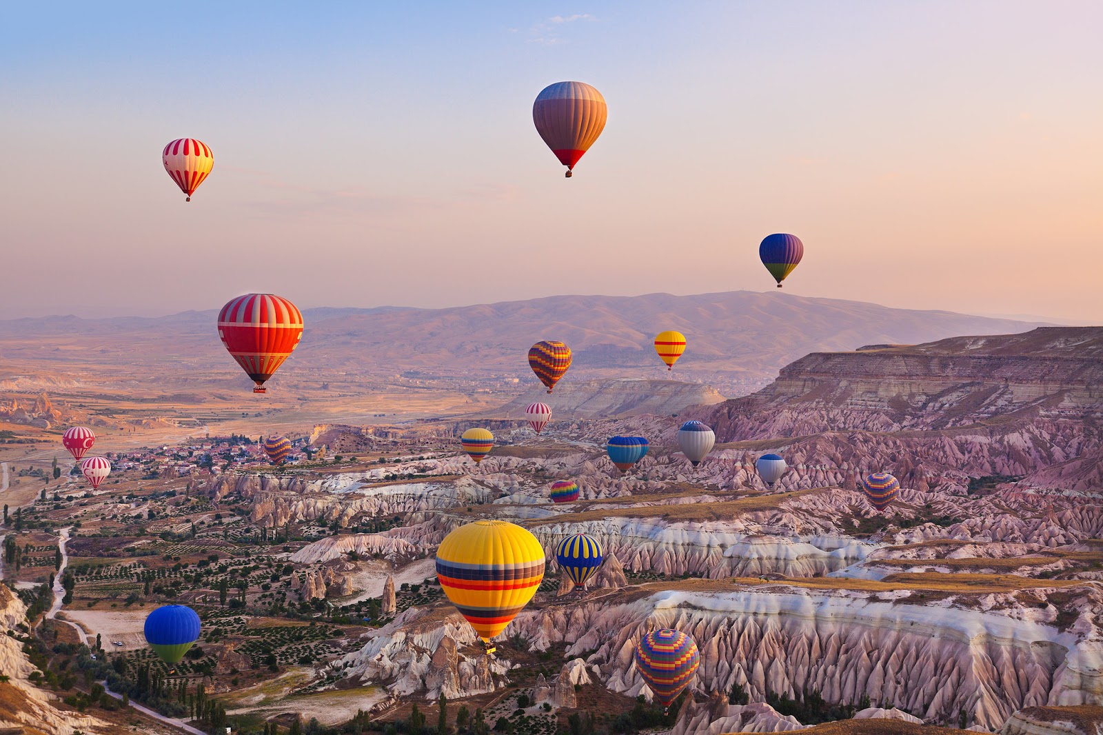 Pemandangan belon udara panas terbang di atas Cappadocia, Turki.